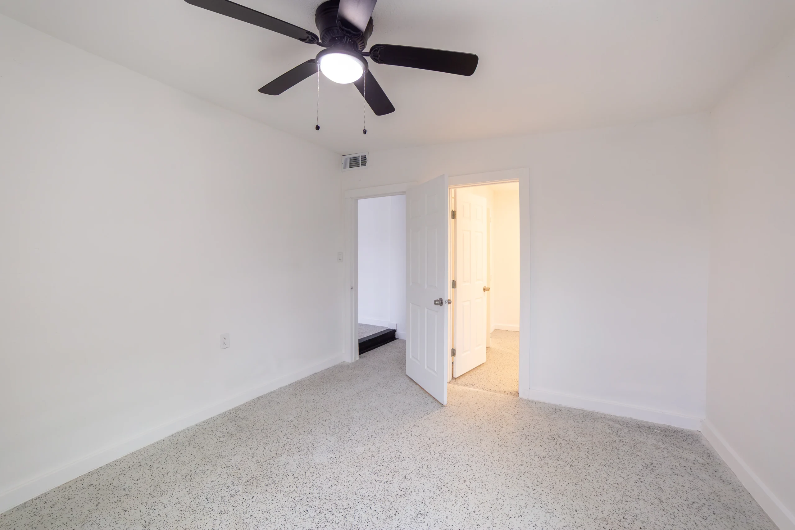 823 N Trinity (17)