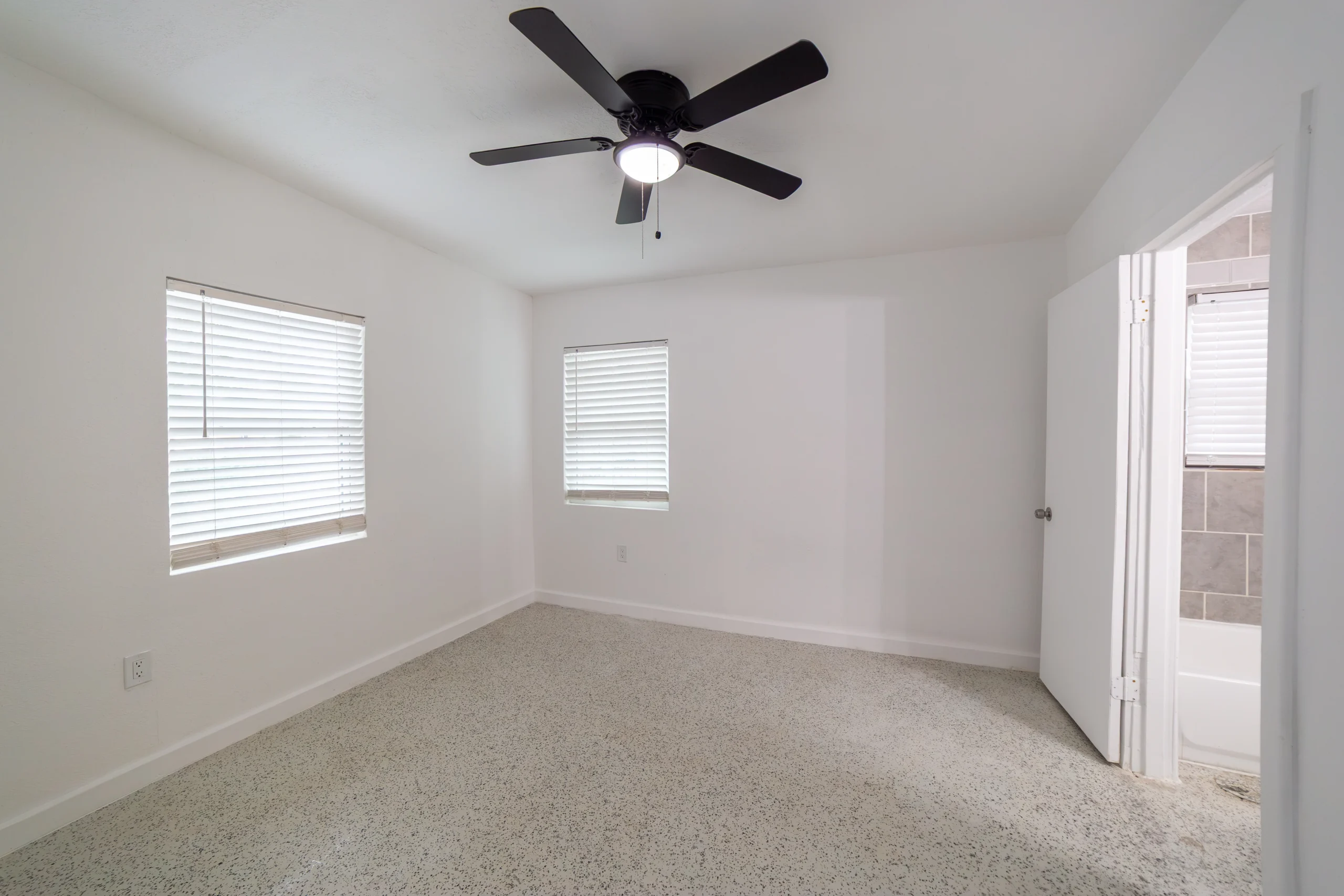 823 N Trinity (21)