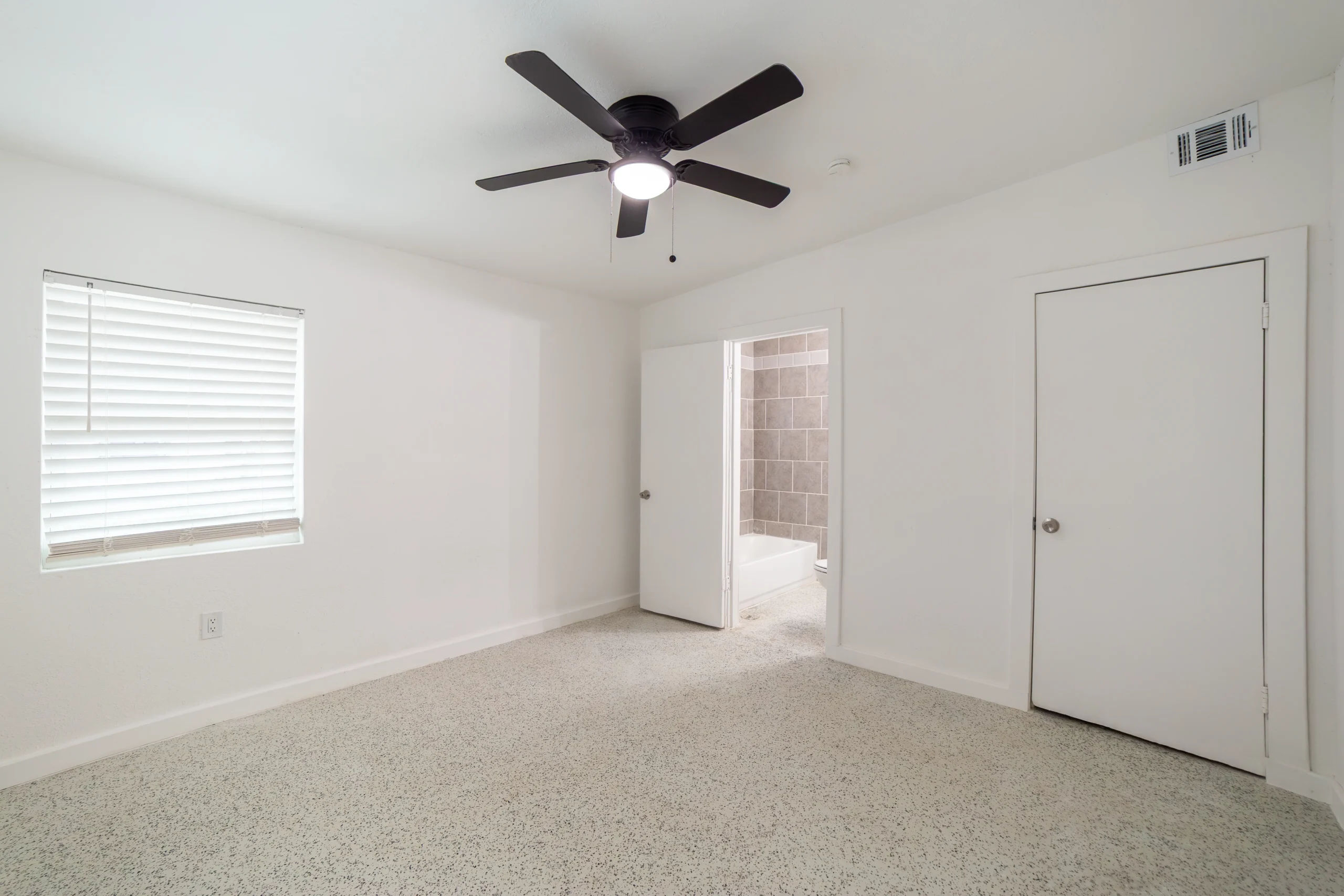 823 N Trinity (22)